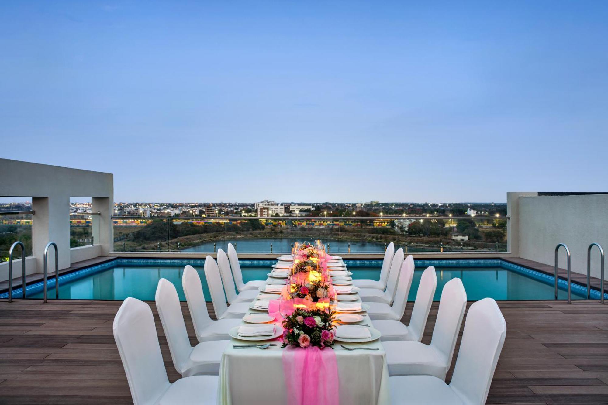 Ramada Encore By Wyndham Indore Nipania Kültér fotó